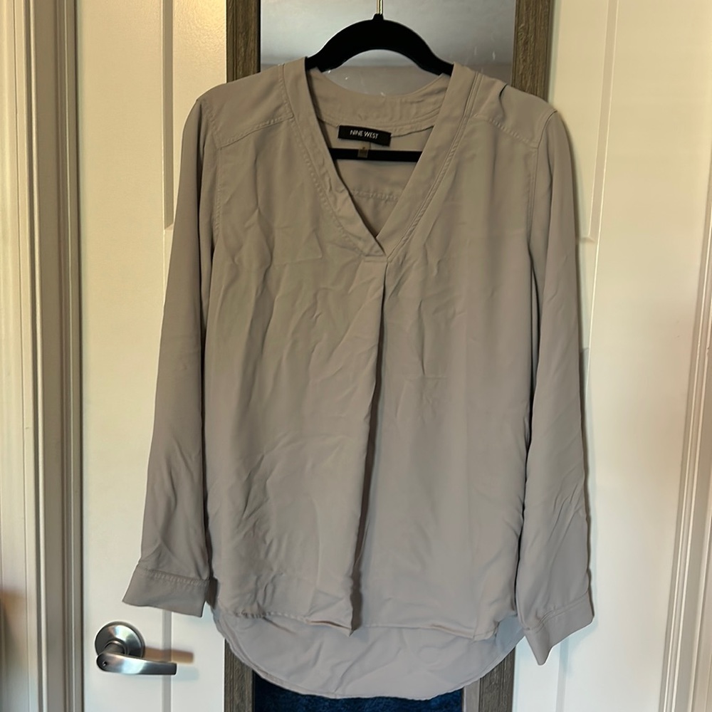 Nine West flowy gray long sleeve top size medium!